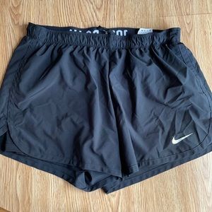 XL women’s Nike 2 in 1 shorts